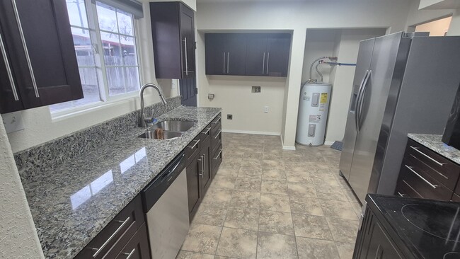 Foto del edificio - 8951 Tinker Loop