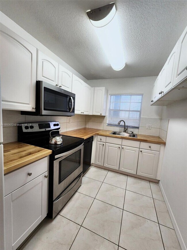 Building Photo - 4951 Wedgewood Way