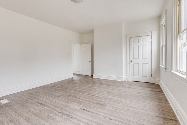 Foto del edificio - Available APRIL 2026 - Spacious 3 Bedroom Apartment in the Heart of Mt Oliver!