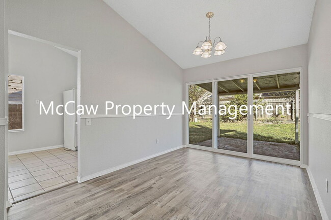 Foto del edificio - 3801 Huckleberry Dr