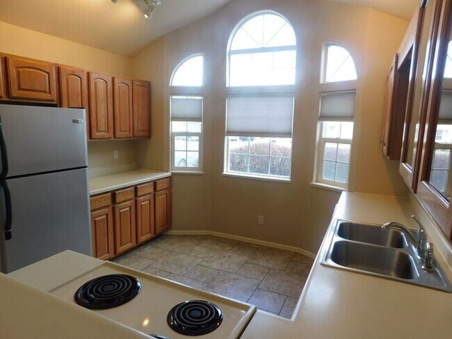 Foto del edificio - 3 bedroom home with fenced yard and garage...