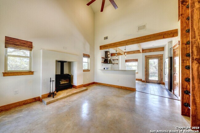Building Photo - 1902 Lone Oak Rd