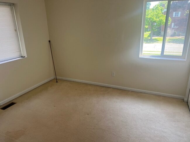 Building Photo - 10 Bayberry Dr
