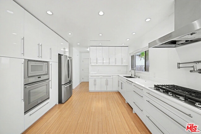 Foto del edificio - 9512 Duxbury Ln
