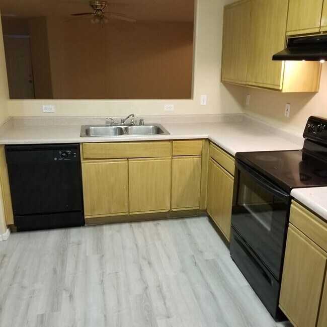 Building Photo - COMING SOON! Bright Open Floorplan in El Mirage