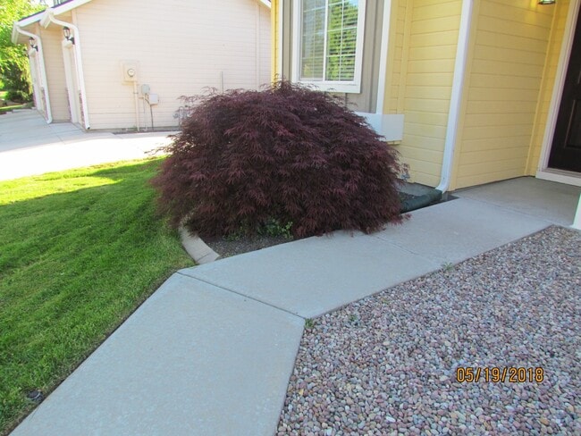 Building Photo - 4 bedroom 2 bath + Bonus Room home and nei...
