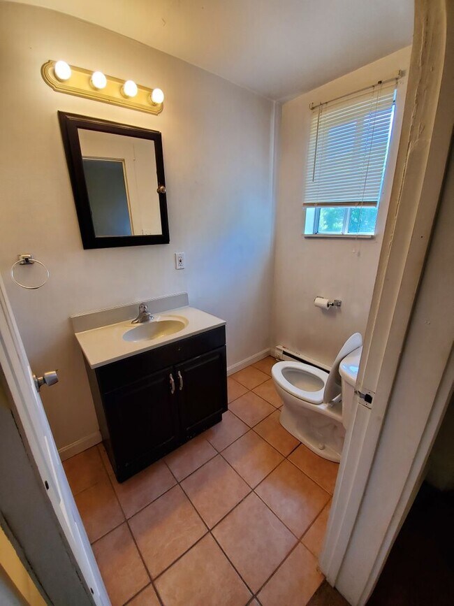 Building Photo - AVAILABLE JUNE 2024 - Spacious 2 Bedroom H...