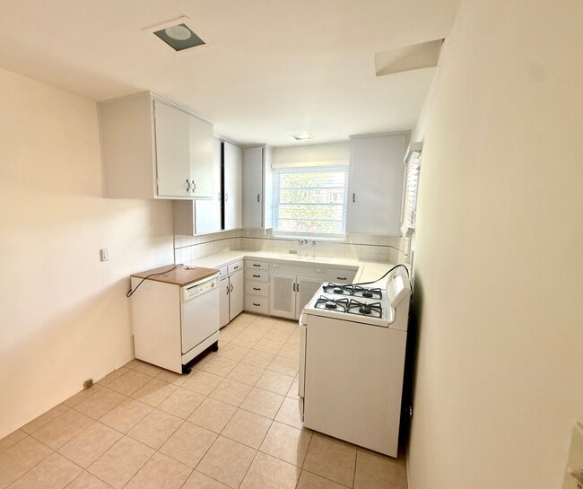 Building Photo - 1700 Don Carlos Ave
