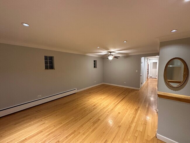 Fotografía del edificio - 5754 W Montrose Ave