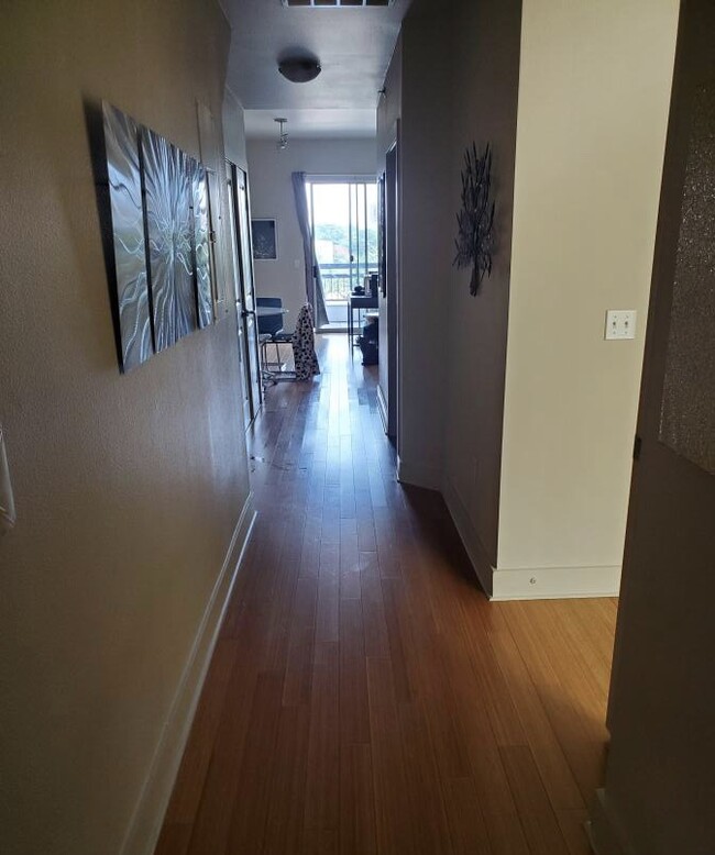 Entrance/hallway - 4601 N Lamar Blvd