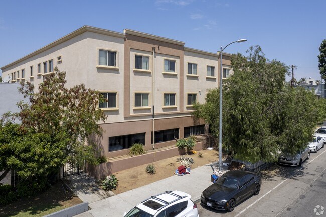 Foto del edificio - 7061 Woodman Ave
