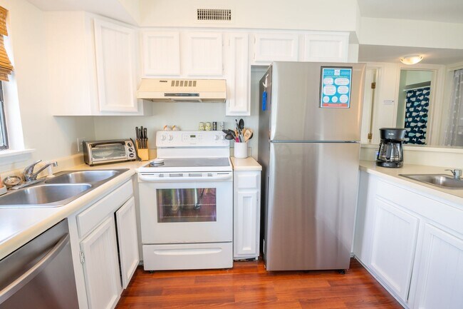 Foto del edificio - OFF-SEASON FURNISHED MONTHLY RENTAL STARTI...