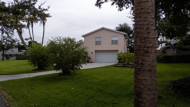 Foto del edificio - Spacious 5-Bed, 4-Bath Sarasota Home with ...
