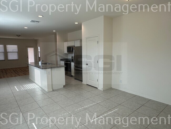 Building Photo - Gorgeous Casa Grande home ready for your m...