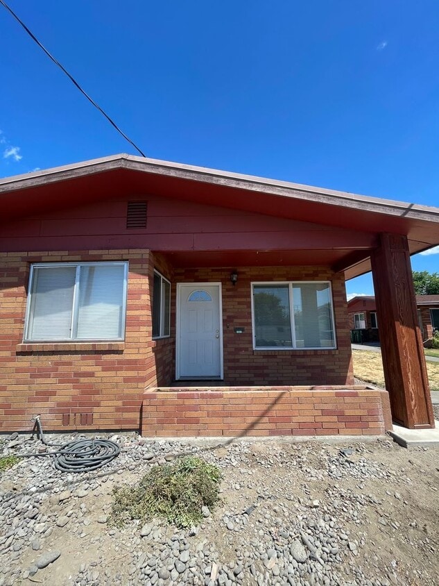 Foto principal - 2 bed 1 bath duplex - water, sewer and gar...