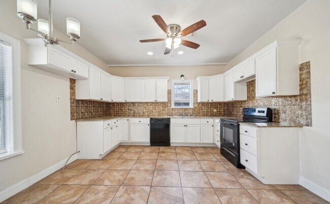 Foto del edificio - 5504 E 5th Pl