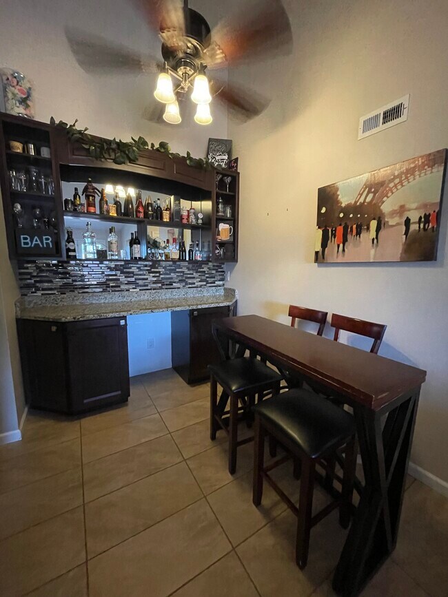 Bar/Comedor - 19 Meadow Ridge E