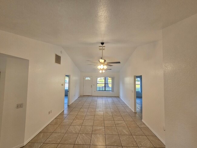 Building Photo - 3370 NE 42nd Pl