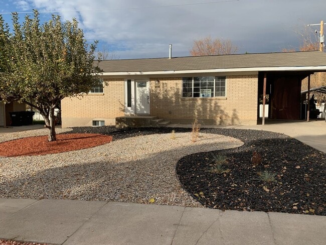 Cozy 4 bedroom 2 bath home in Woods Cross - Cozy 4 bedroom 2 bath home in Woods Cross