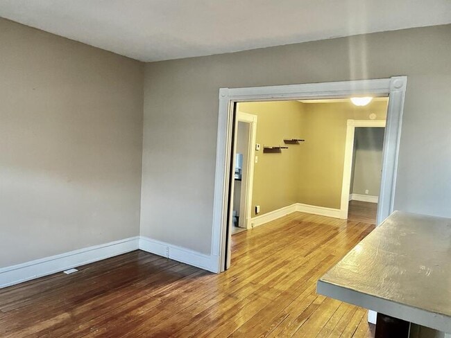 Building Photo - 2889 Markbreit Ave