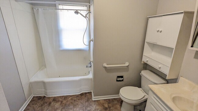 Building Photo - West end duplex, walking distance to every...
