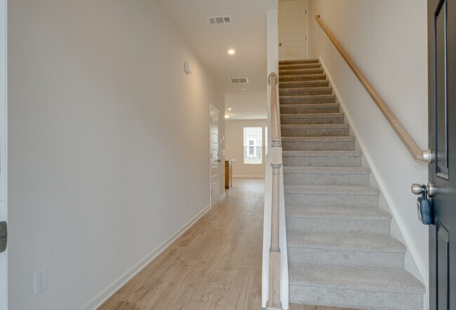 Building Photo - 325 Victoria Dr