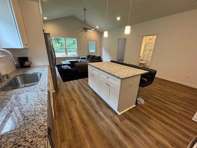 Foto del edificio - Room in Single Family Home on Oakwood Rd