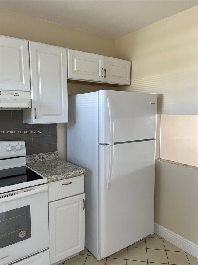 Foto del edificio - 8285 Sunrise Lakes Blvd