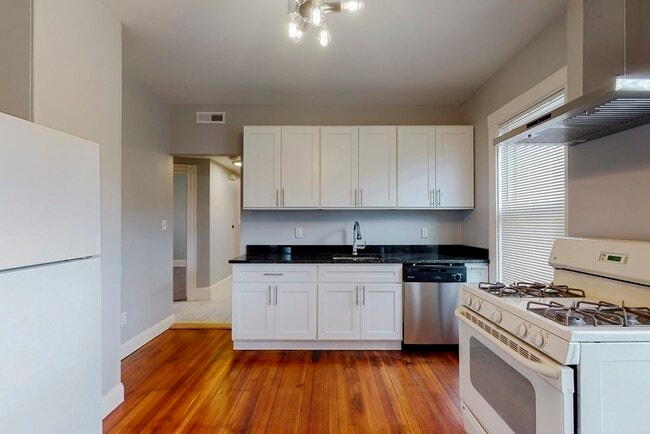 Building Photo - 166 Sydney St