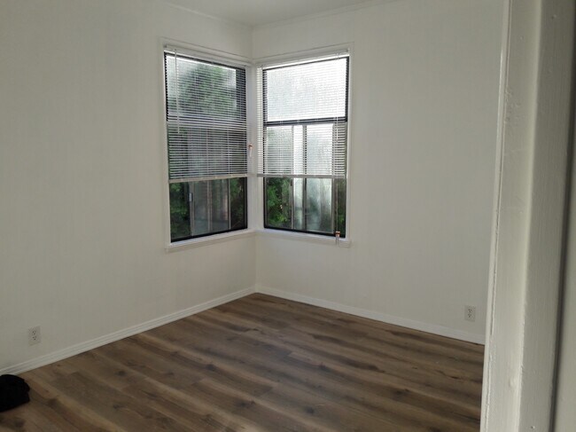 Building Photo - 6234 De Longpre Ave