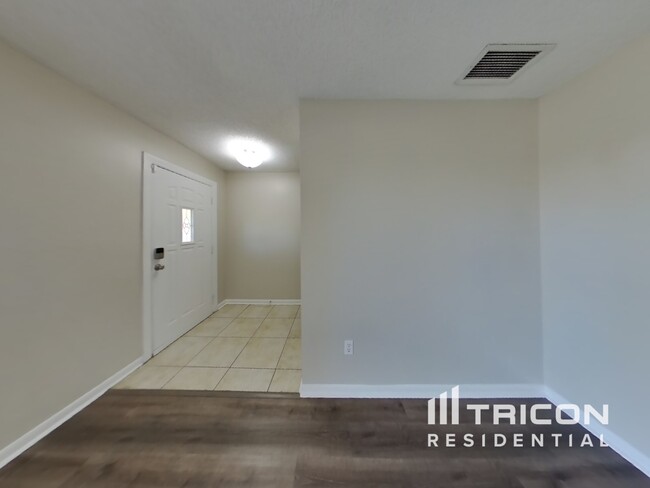 Building Photo - 200 Loch Low Dr