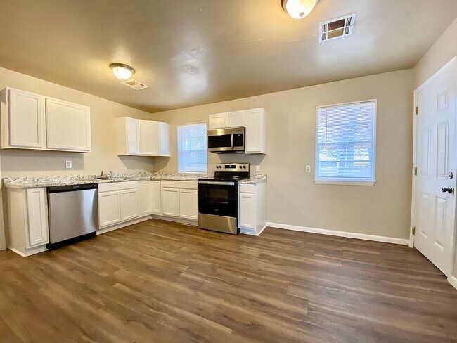Building Photo - Cute Updated 2 bed 1 bath located in Bethany!