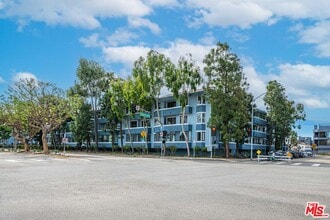 Building Photo - 310 Tahiti Way