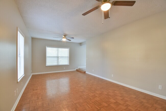 Foto del edificio - Lovely Four Bedroom w/ Tons of Yard Space