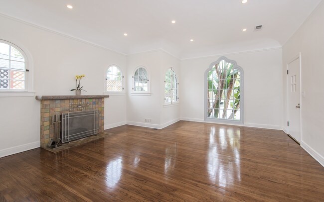 Foto del edificio - 448 Westmount Dr