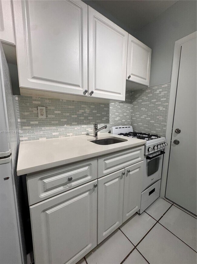 Foto del edificio - 6310 SW 79th St