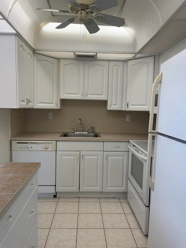 Building Photo - 421 Normandy I