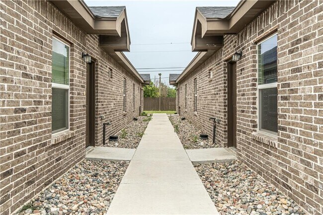 Building Photo - 18 Venus Dr