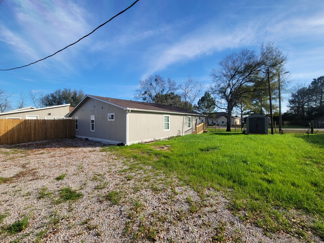 Large front yard. Fully fenced. - 258 Rosewood St