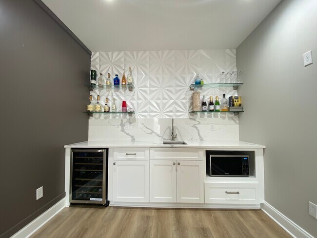 Bar and Mini Kitchen - 4261 Brickyard Way