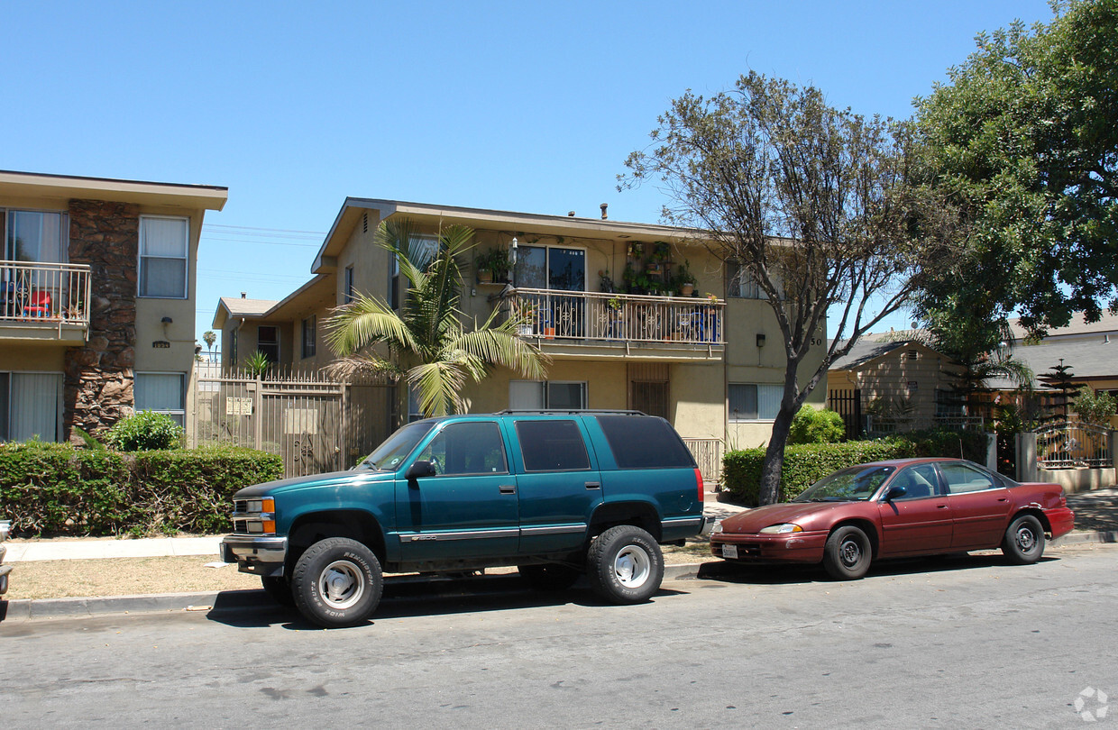 Primary Photo - Pine Avenue Apartments