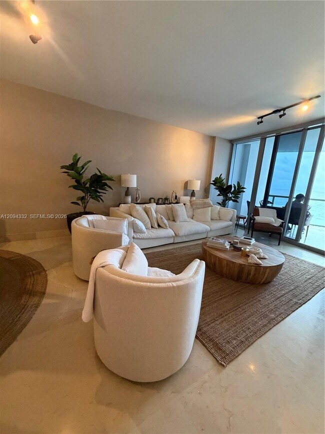 Foto del edificio - 17121 Collins Ave
