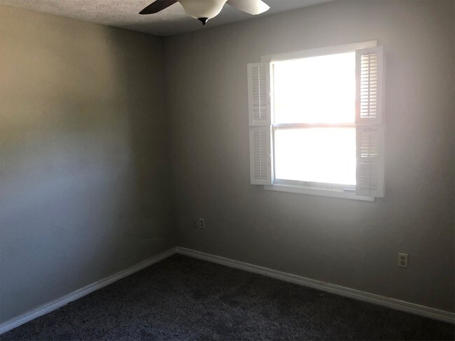 Building Photo - 955A Glastonbury Cir