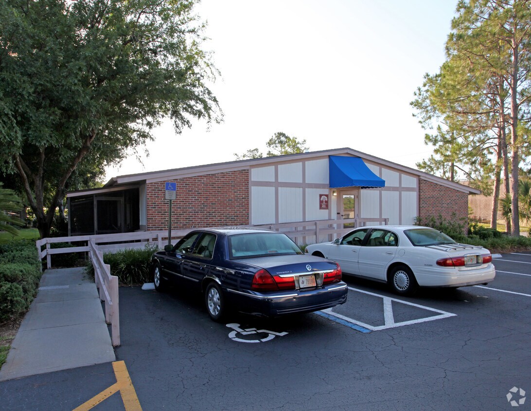 Lake Ridge Village Apartments in Eustis, FL