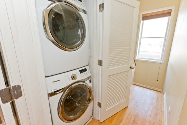 Foto del edificio - 1317 N Wicker Park Ave