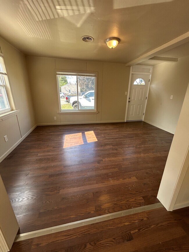 Foto del edificio - 2138 N Center Rd