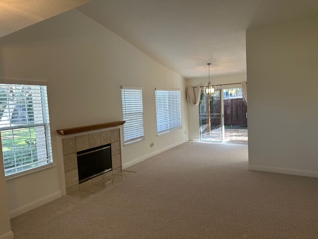 Building Photo - Charming 2-Bedroom Townhome for Lease in D...