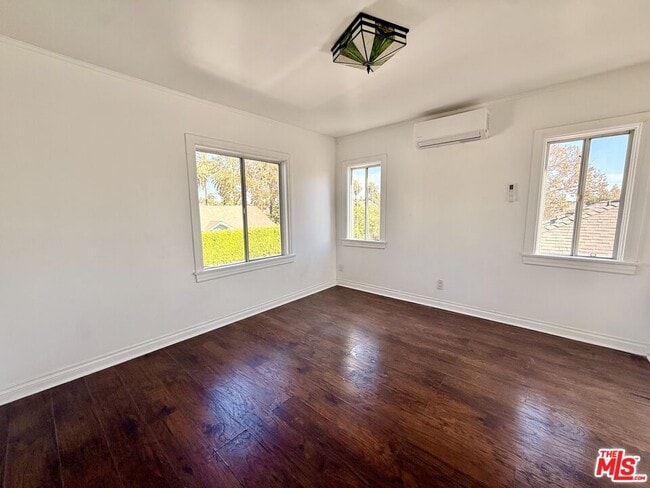 Building Photo - 3883 S Gramercy Pl