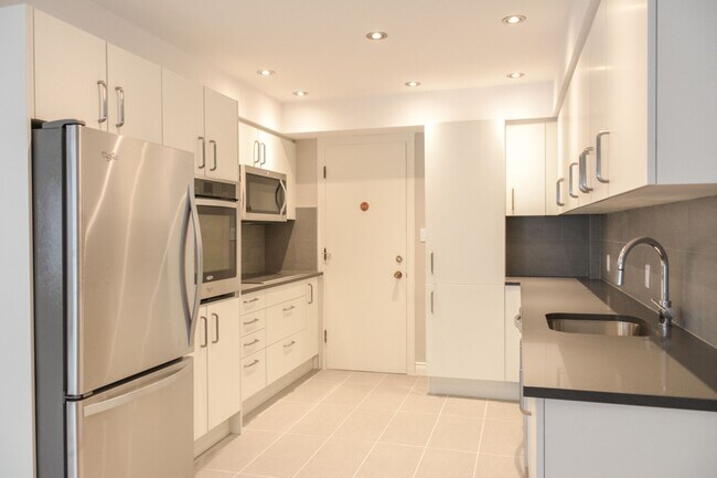 Building Photo - 3468 Rue Drummond