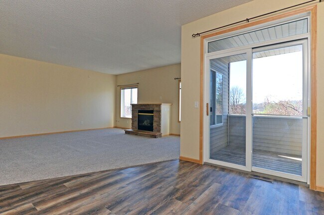 Building Photo - Spacious 2 Bed, 2 Bath Townhome with Abund...